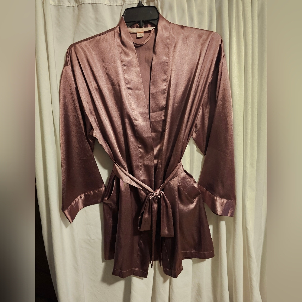 Victoria's secret Elegant Satin Robe in Mauve. With Pocket, One Size, Very Nice.